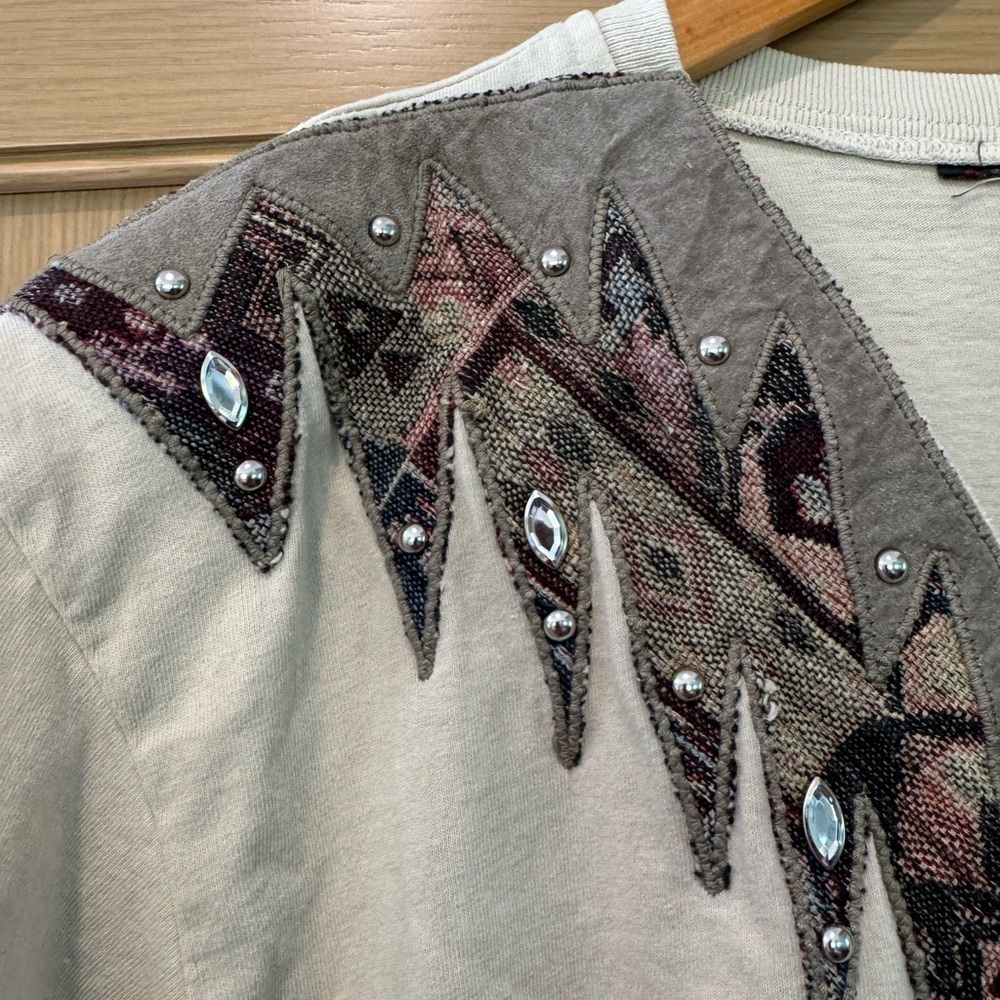 VTGSource Unknown Short Sleeve Tee  Tan Embellished Southwestern Tee VNeck / Med - Picture 5 of 7